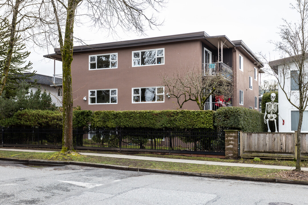 522 43rd Av E in Vancouver, BC - Building Photo