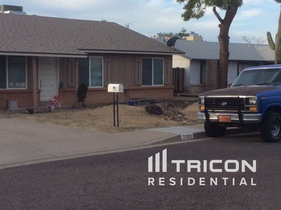2153 E Claire Dr in Phoenix, AZ - Building Photo