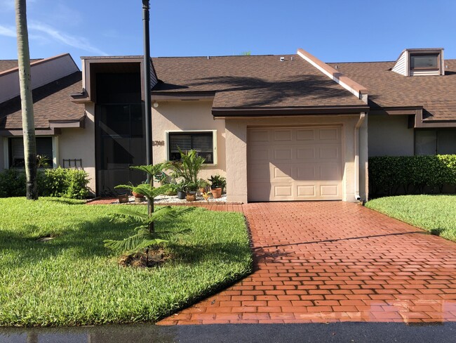 6746 Versailles Ct in Greenacres, FL - Foto de edificio - Building Photo