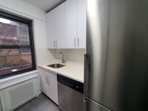 Sutton Town House in New York, NY - Building Photo - Building Photo