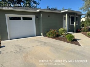 1841 Hubbard Ln in Grants Pass, OR - Building Photo - Building Photo