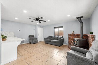 14334 Alderwood Rd in Lake Hughes, CA - Building Photo - Building Photo