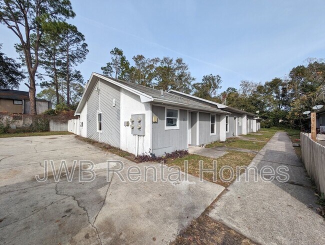 7635 Indian Lakes Dr in Jacksonville, FL - Building Photo - Building Photo