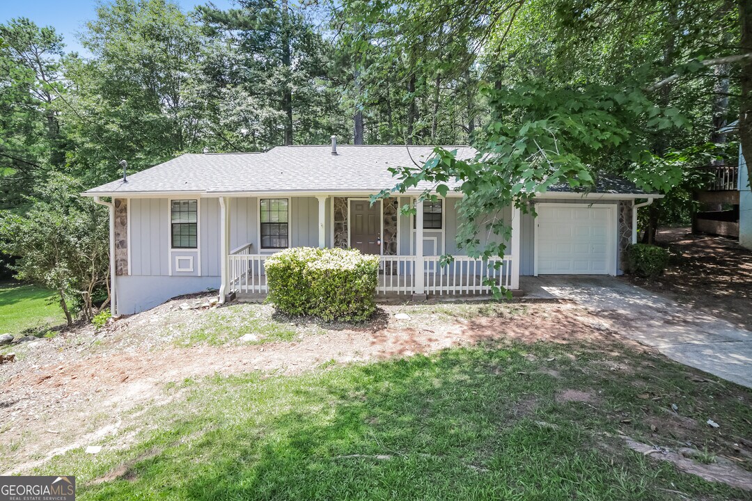 2227 Cherokee Valley Cir in Lithonia, GA - Building Photo