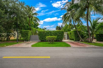 736 W 51st St in Miami Beach, FL - Foto de edificio - Building Photo