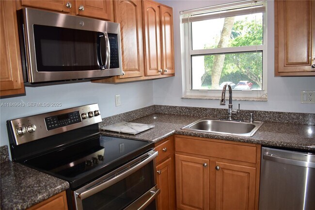 8590 Sunrise Lakes Blvd in Sunrise, FL - Building Photo - Building Photo