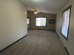 1908 2nd Ave NE, Unit 2 and 3 in Menomonie, WI - Foto de edificio - Building Photo