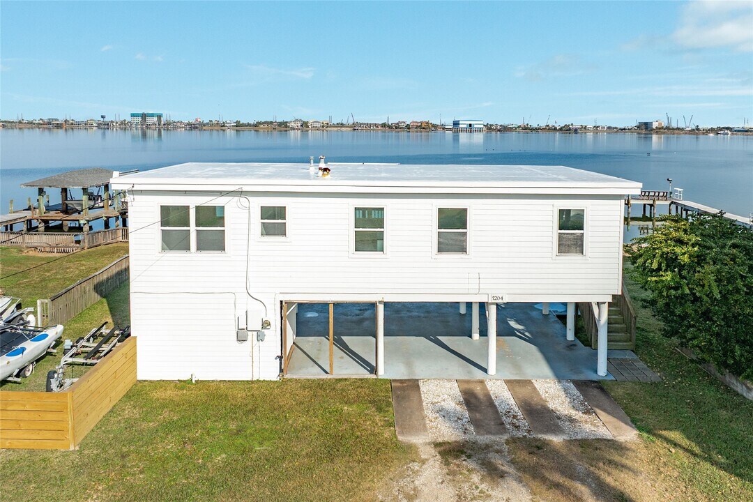 7204 Avenue N 1/2 Rear in Galveston, TX - Building Photo