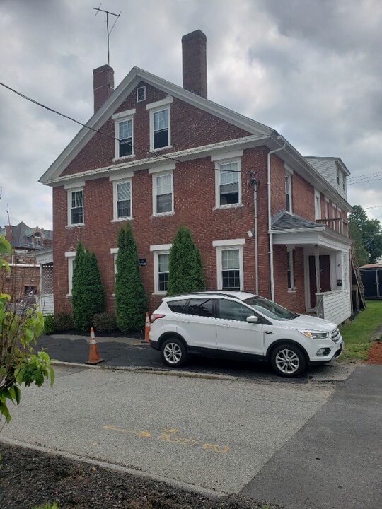 4 Farnsworth Ct in Millbury, MA - Building Photo