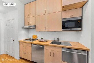 24 Cornelia St in New York, NY - Building Photo - Building Photo