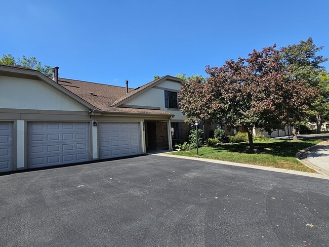 1120 Woodbury Ln in Wheeling, IL - Building Photo - Building Photo
