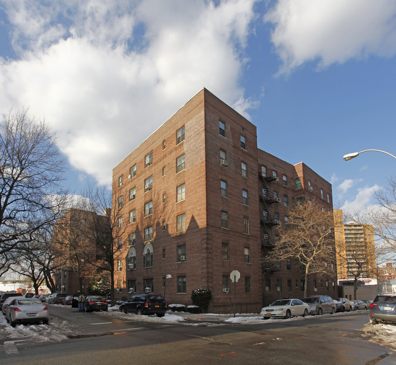 61-41 Saunders St in Rego Park, NY - Building Photo