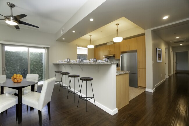 6462 Woodley Ave Residences in Van Nuys, CA - Building Photo - Building Photo