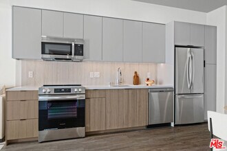 200 N Vermont Ave in Los Angeles, CA - Building Photo - Building Photo