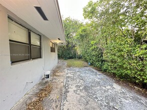 110 SW 7th Ave, Unit 1 in Dania Beach, FL - Building Photo - Building Photo