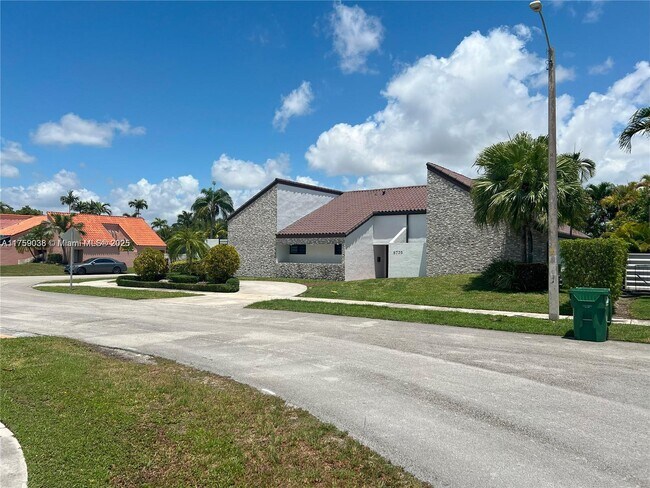 8735 SW 54th St in Olympia Heights, FL - Building Photo - Building Photo