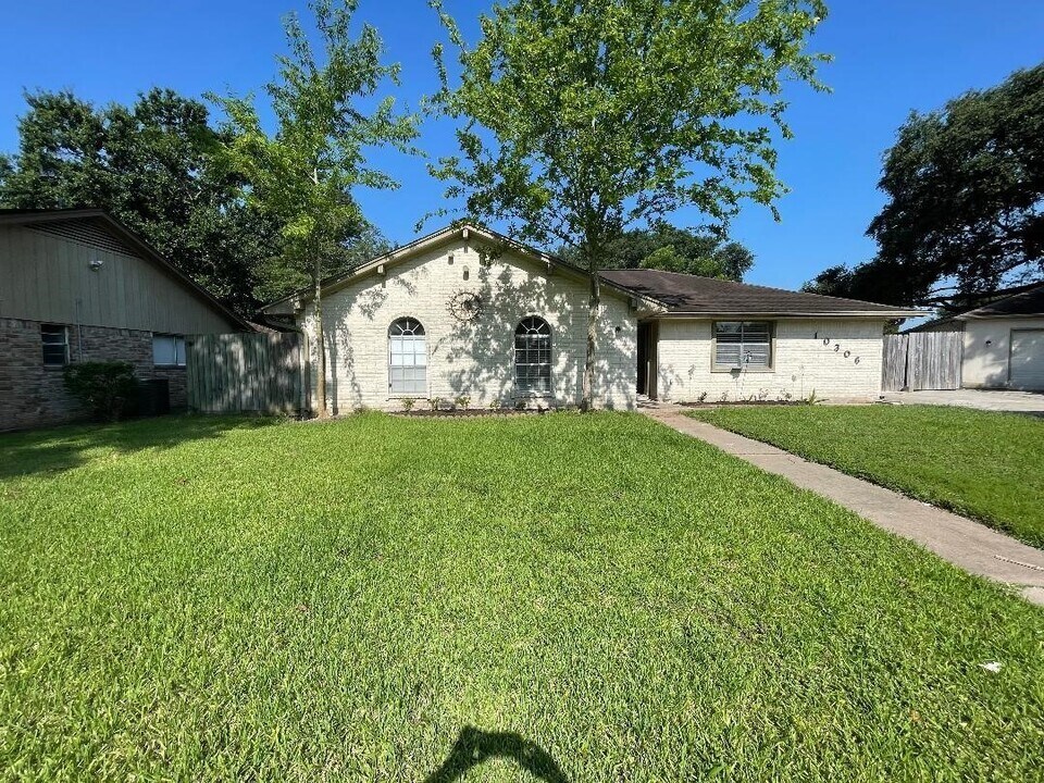10306 Twin Hills Ct in Houston, TX - Building Photo