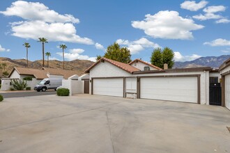 2367 S Gene Autry Trail in Palm Springs, CA - Building Photo - Building Photo