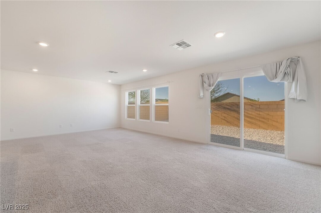 8678 Glen Echo Ave in Las Vegas, NV - Building Photo