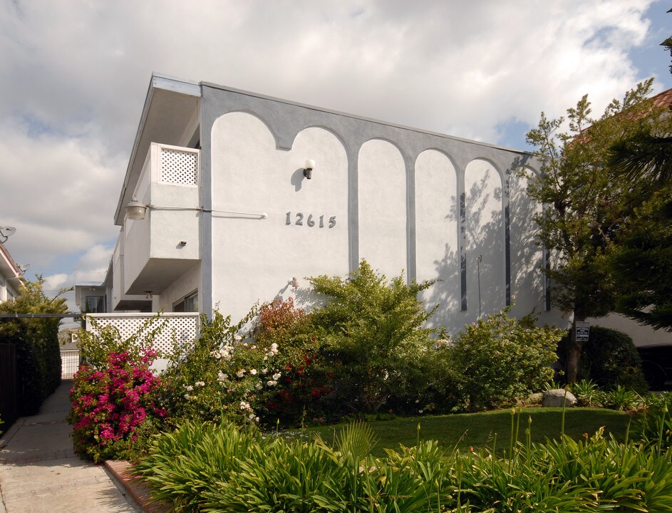 12615 Pacific Ave in Los Angeles, CA - Foto de edificio