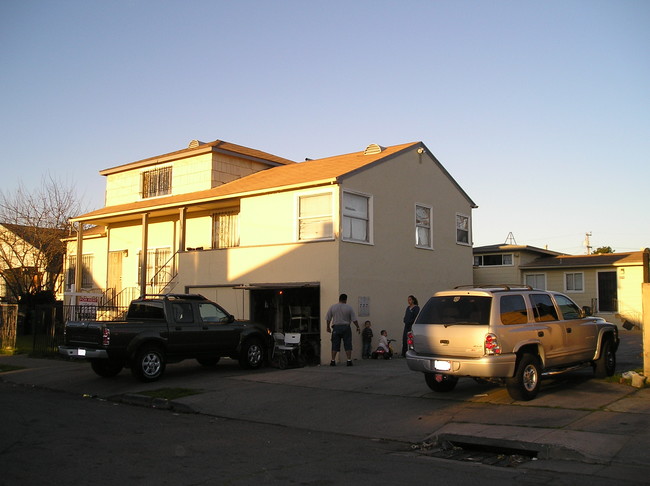 9940 D St in Oakland, CA - Foto de edificio - Building Photo