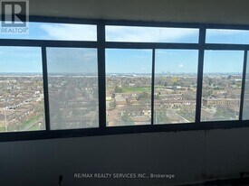 18 Knightsbridge Rd in Brampton, ON - Building Photo