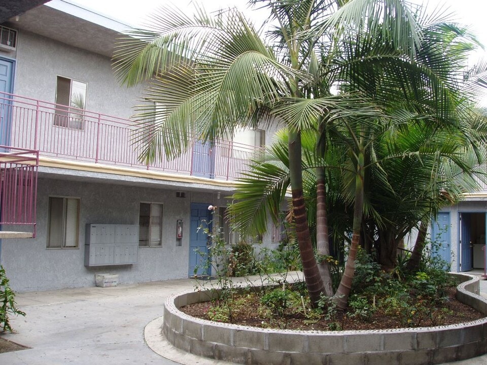 6890 N Paramount Blvd in Long Beach, CA - Building Photo