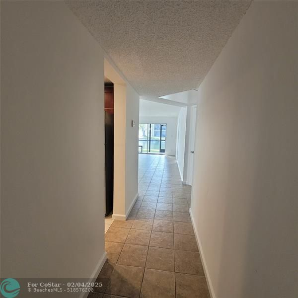 8010 N Colony Cir in Tamarac, FL - Foto de edificio