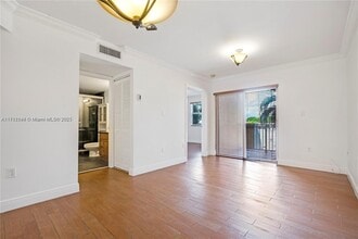 2441 SW 31st Ave, Unit 104 in Miami, FL - Foto de edificio - Building Photo