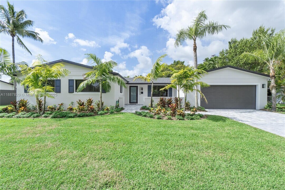 10460 SW 93rd St in Miami, FL - Building Photo