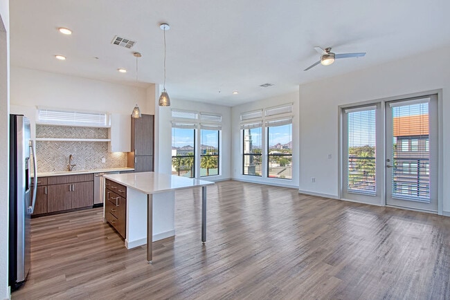 Portrait at Hance Park in Phoenix, AZ - Foto de edificio - Building Photo