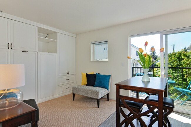 2101 N 55th St, Unit 213 in Seattle, WA - Foto de edificio - Building Photo