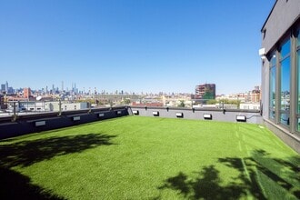 36-20 Steinway St in Queens, NY - Foto de edificio - Building Photo