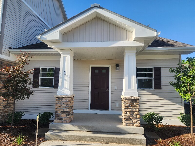 1542 Simsbury St in Traverse City, MI - Building Photo
