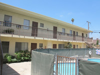 447 W Monterey Ave in Pomona, CA - Foto de edificio - Building Photo