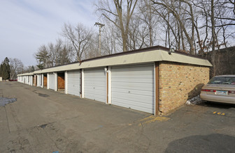 Knollwood Oaks Apartment in Hopkins, MN - Building Photo - Building Photo