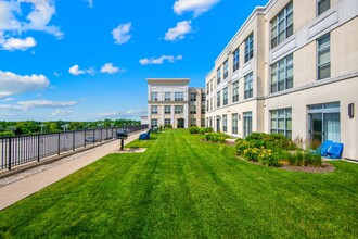 Bayshore Place in Glendale, WI - Foto de edificio - Building Photo