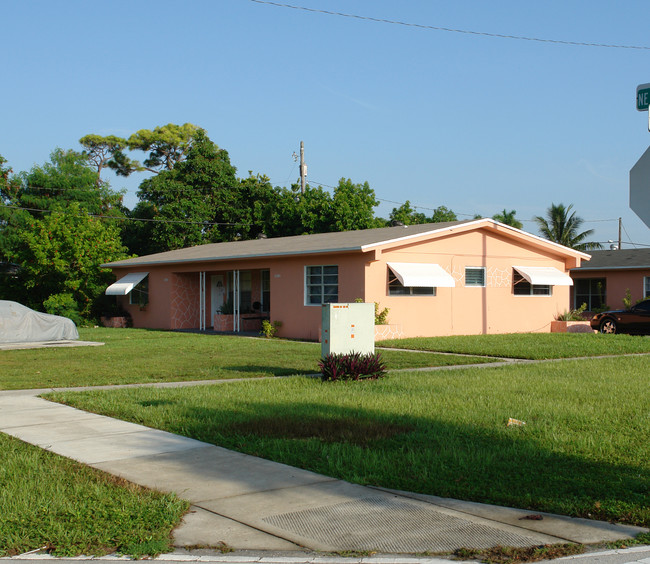 16940-16992 NE 18th Ave in Miami, FL - Building Photo - Building Photo