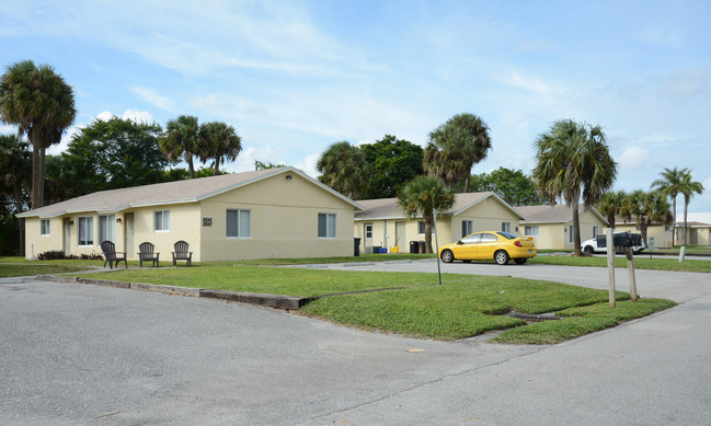 8841-8889 Lyndall Ln in Palm Beach Gardens, FL - Building Photo - Building Photo