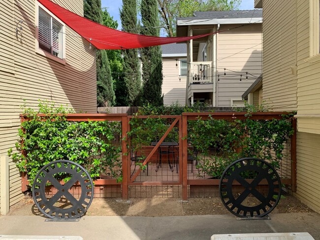 715 18th St in Sacramento, CA - Foto de edificio - Building Photo