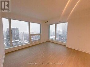 8-4008 Wellesley St W in Toronto, ON - Building Photo - Building Photo