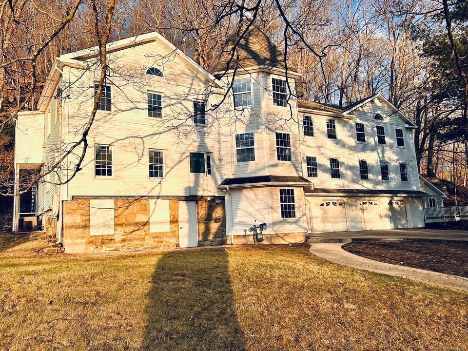 395 Hawthorne Ave in Derby, CT - Building Photo