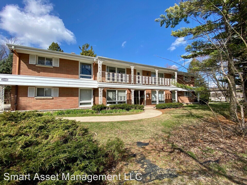 13200 W Bluemound Rd in Elm Grove, WI - Foto de edificio