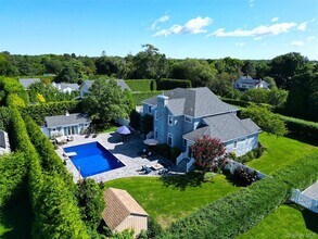 43 Shore Rd in Remsenburg, NY - Foto de edificio - Building Photo