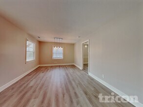 1645 Ginger Dr, Unit A-201 in Winston-Salem, NC - Foto de edificio - Building Photo