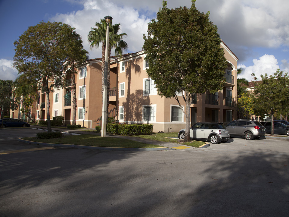 Gables Park in Miami, FL - Foto de edificio