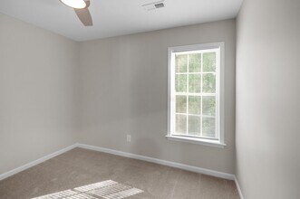 1256 Cross Creek Cir in Greenville, NC - Building Photo - Building Photo