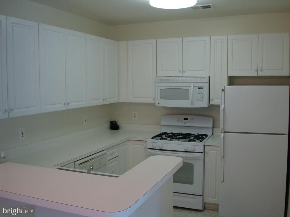 7000 Falls Reach Dr in Falls Church, VA - Building Photo