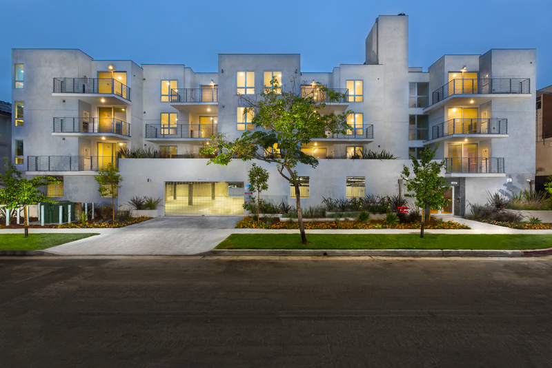 5229 Willowcrest Ave in Los Angeles, CA - Building Photo