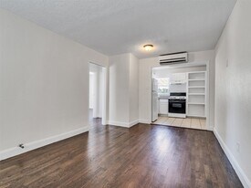 7626 Pecan Villas Dr in Houston, TX - Building Photo